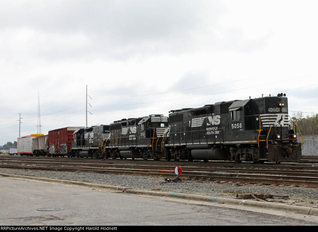 NS 5058 leads train E60 thru the yard